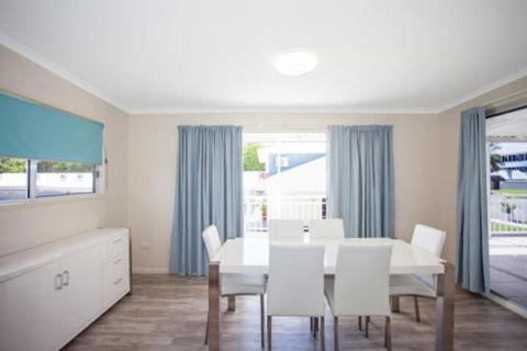 City Beach Holiday House - Accommodation Brisbane 1