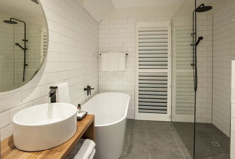 Artist On Everest - Accommodation Brisbane 5