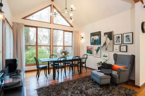 Artist On Everest - Accommodation Brisbane 0