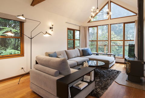 Artist On Everest - Accommodation Brisbane 4