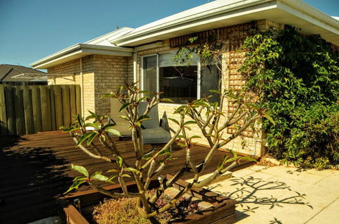 Halls Head Holiday Home - Accommodation Brisbane 2