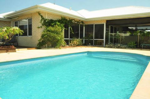 Halls Head Holiday Home - Accommodation Brisbane 1