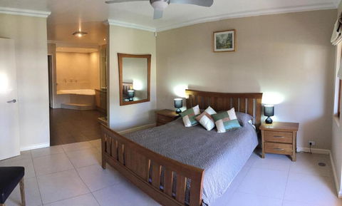 Huge House On The Grand Canal - Accommodation Brisbane 3