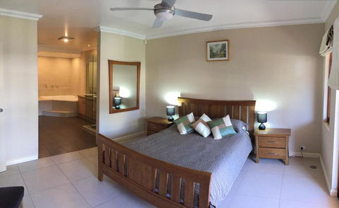 Huge House On The Grand Canal - Accommodation Brisbane 1