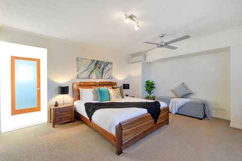 Mermaid Island Beach House - Accommodation Brisbane 5