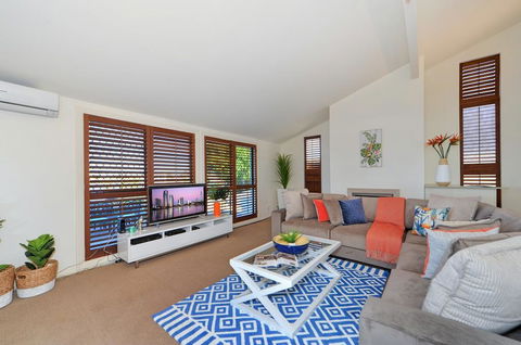 Mermaid Island Beach House - Accommodation Brisbane 2