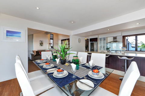 Mermaid Island Beach House - Accommodation Brisbane 1