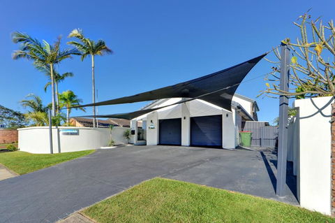 Mermaid Island Beach House - Accommodation Brisbane 0