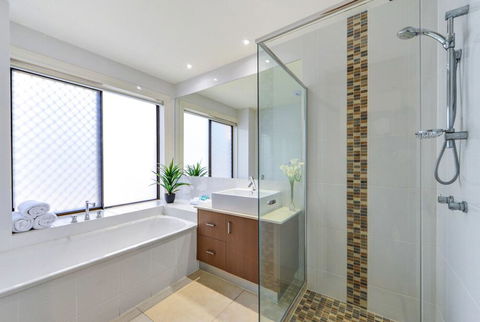 Mermaid Island Beach House - Accommodation Brisbane 3