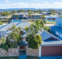 Maureen Waterfront Beach House - Accommodation Brisbane