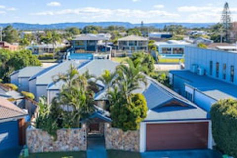 Maureen Waterfront Beach House - Accommodation Brisbane 0