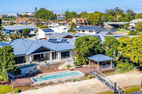 Maureen Waterfront Beach House - Accommodation Brisbane 3