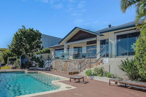 Maureen Waterfront Beach House - Accommodation Brisbane 5