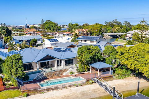 Maureen Waterfront Beach House - Accommodation Brisbane 2