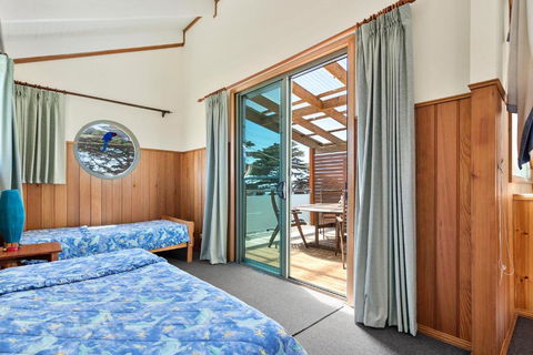 Black Dolphin Waterfront Townhouse Bay Views - Accommodation Brisbane 3