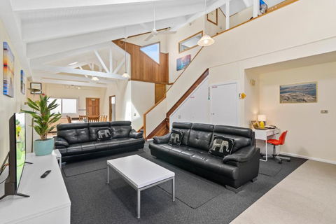 Black Dolphin Waterfront Townhouse Bay Views - Accommodation Brisbane 4