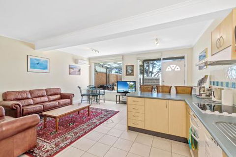 Black Dolphin Waterfront Apartment - Accommodation Brisbane 1