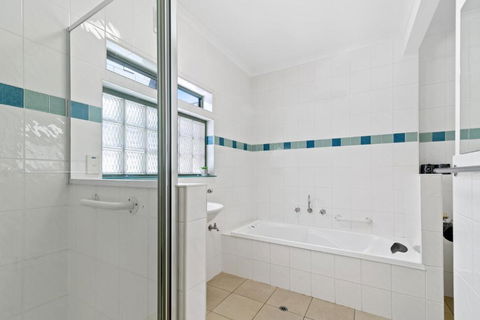 Black Dolphin Waterfront Apartment - Accommodation Brisbane 3