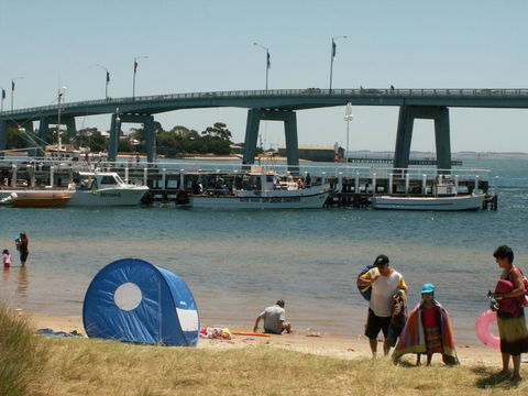 Black Dolphin Waterfront Apartment - Accommodation Brisbane 2