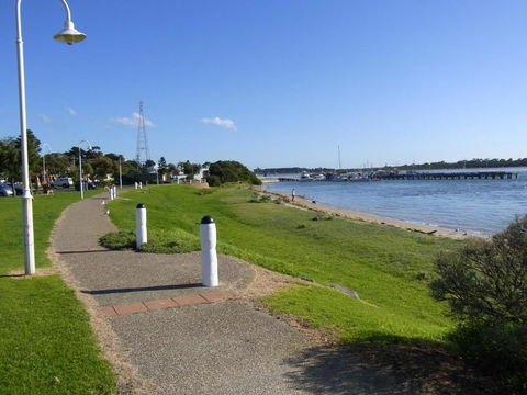 Black Dolphin Waterfront Apartment - Accommodation Brisbane 6