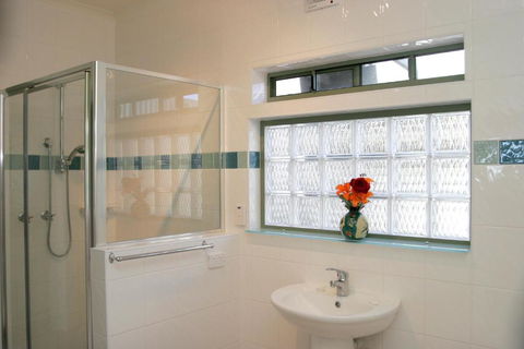 Black Dolphin Waterfront Apartment - Accommodation Brisbane 4