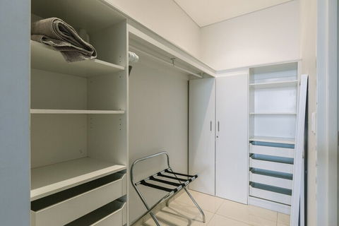 Darwin City Chic Apartment At The KUBE - Accommodation Brisbane 6