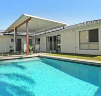 Palm 95 Modern 4 BDRM Home with Pool - Accommodation Brisbane