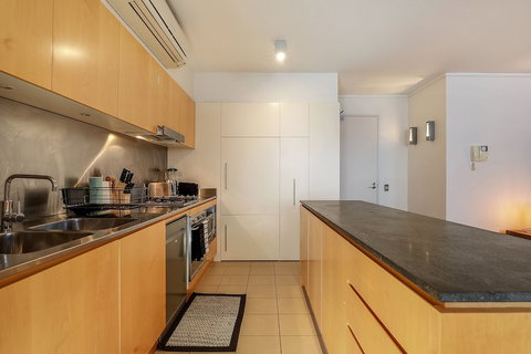 Sophisticated Apartment Near Beach - Accommodation Brisbane 5
