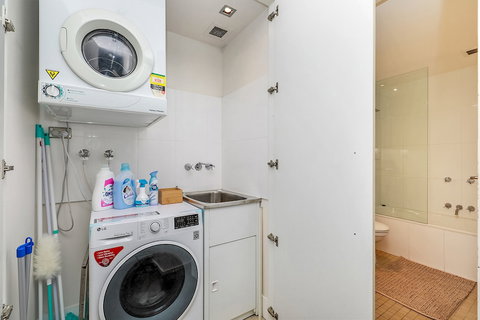 Sophisticated Apartment Near Beach - Accommodation Brisbane 1