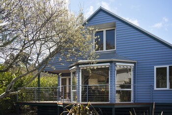 Boatshed Villa Yellow Door - Accommodation Brisbane 0