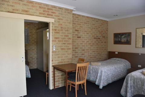 Valley Views Motel & Chalets - Accommodation Brisbane 2