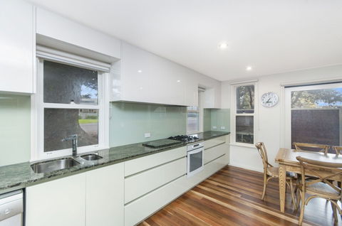 JOHANSSONS PERCH COTTAGE - Accommodation Brisbane 4