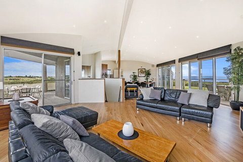 HEARNS BEACH HOUSE - Accommodation Brisbane 1