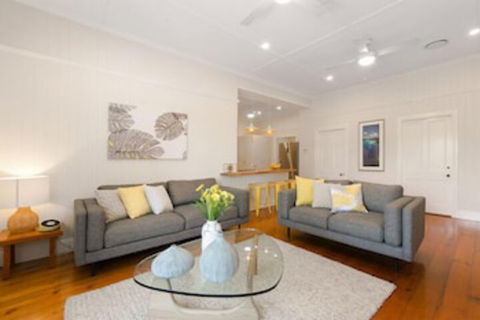 Tallywood 4 Bedroom - Accommodation Brisbane 2