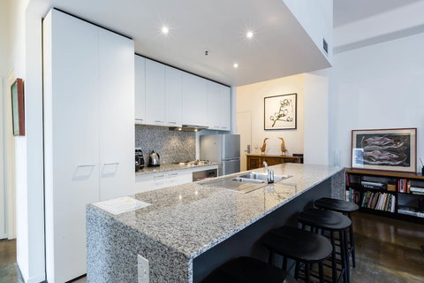 CYNTHIA, 2BDR Melbourne Apartment - Accommodation Brisbane 2