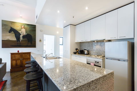 CYNTHIA, 2BDR Melbourne Apartment - Accommodation Brisbane 1