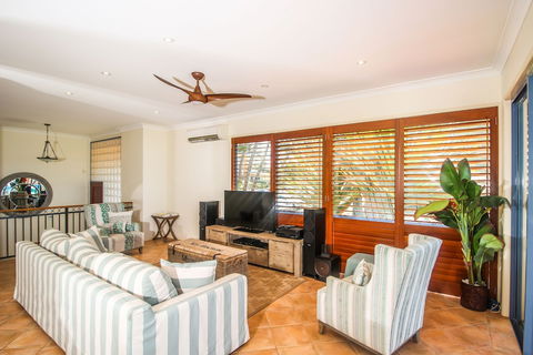Absolute Beachfront Holiday House - Accommodation Brisbane 4