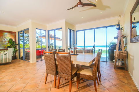 Absolute Beachfront Holiday House - Accommodation Brisbane 6