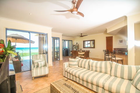 Absolute Beachfront Holiday House - Accommodation Brisbane 5