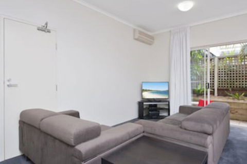 Zenith Studio Unit 4 / 10 Messines Street - Accommodation Brisbane 0