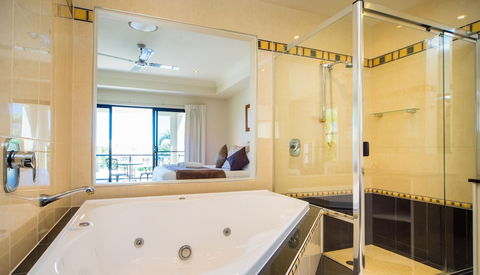 LUXE At Sanctuary Cove - Accommodation Brisbane 3