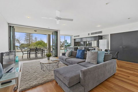 KINGSCLIFF NOR NOR EAST 101 On MARINE PARADE - Accommodation Brisbane 2