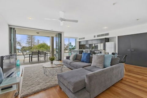 KINGSCLIFF NOR NOR EAST 101 On MARINE PARADE - Accommodation Brisbane 0