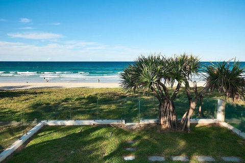 Hedges Avenue Beach House - Accommodation Brisbane 4