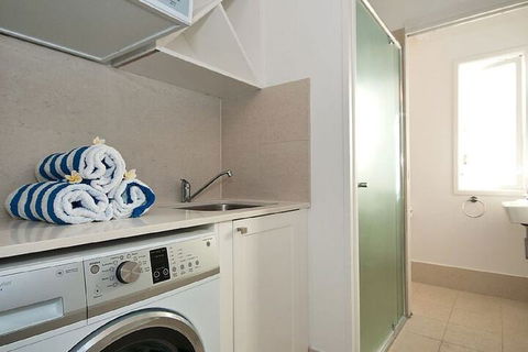 Hedges Avenue Beach House - Accommodation Brisbane 2