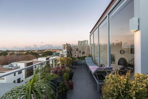 Loft Penthouse With Startling City Views + Parking - Accommodation Brisbane 4