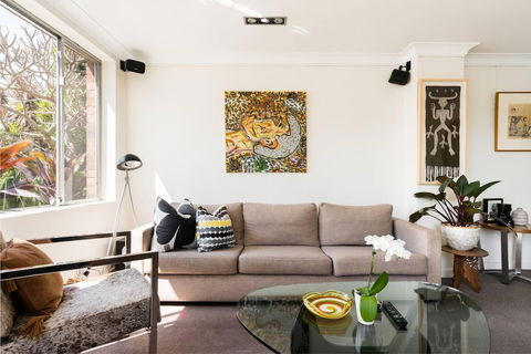 Waterfront Apartment Brimming With Inspirational Artwork - Accommodation Brisbane 6