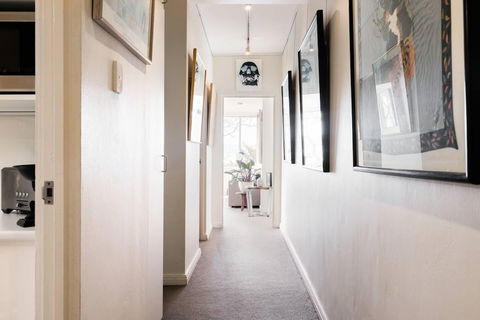 Waterfront Apartment Brimming With Inspirational Artwork - Accommodation Brisbane 2