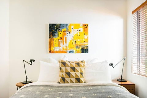 Waterfront Apartment Brimming With Inspirational Artwork - Accommodation Brisbane 3