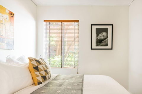 Waterfront Apartment Brimming With Inspirational Artwork - Accommodation Brisbane 4